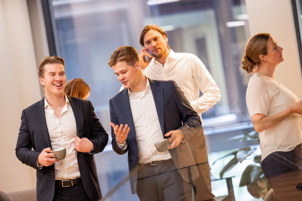 tre menn i kontorlandskap.jpg